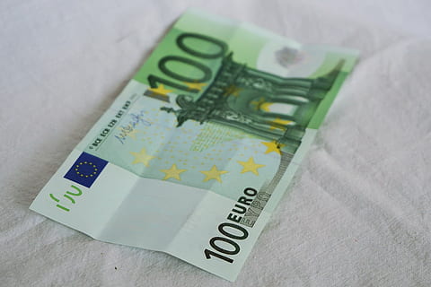 Država daje još 100 evra - Kada počinje prijava i ko sve ima pravo na novac?
